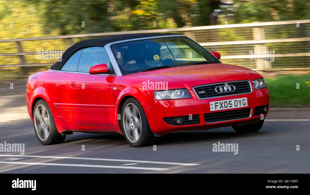 Voiture Audi A4 rouge 2005 conduisant sur une route britannique Banque D'Images