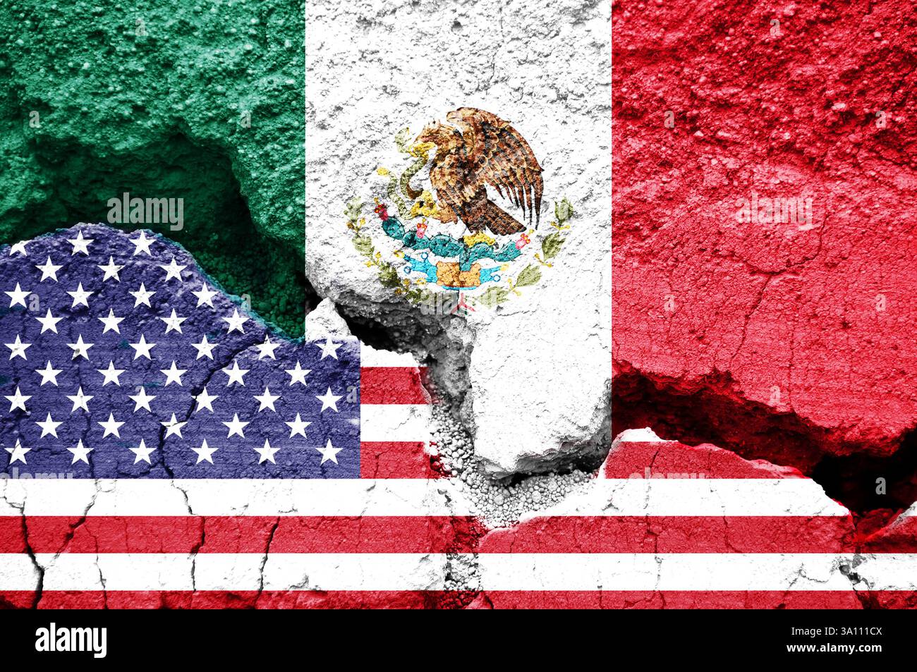 Drapeaux américains et mexicains sur fond fissuré. Concept de crise diplomatique, de tarifs douaniers et de guerre commerciale entre les États-Unis et le Mexique Banque D'Images
