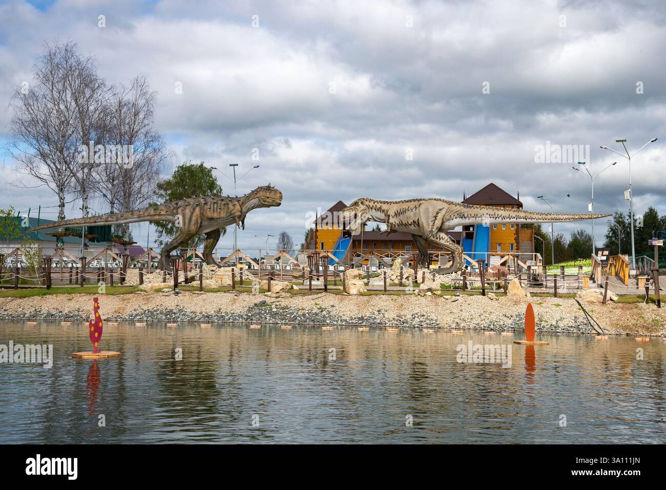 KIROV, RUSSIE - 30 AOÛT 2017 : sculptures de deux dinosaures prédateurs dans le parc d'attractions pour enfants du parc Yurkin un jour d'août Banque D'Images
