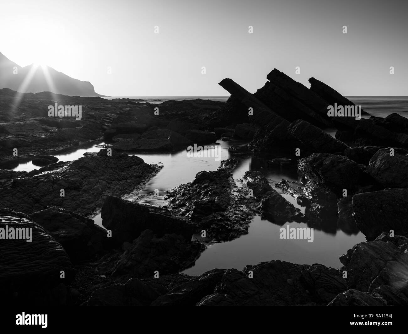 CRACKINGTON REFUGE SANDSTONE COVE BAY ET PLAGE CORNWALL AU COUCHER DU SOLEIL Banque D'Images