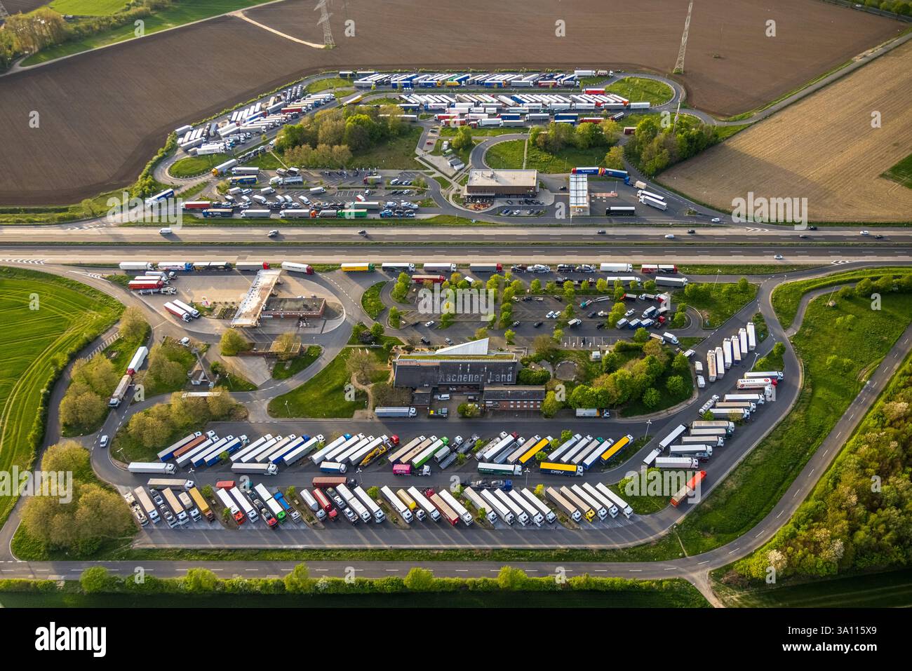 Vue aérienne, aire de repos Aachener Land Nord et Sud, autoroute A4 aire de repos, circulation routière avec aire de repos camion et parking, Röhe, Eschweiler, Rhin Banque D'Images