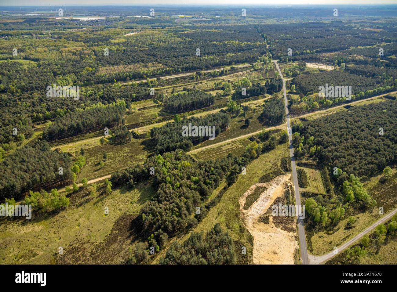 Vue aérienne, réserve naturelle NSG Brachter Wald à la frontière germano-néerlandaise, ancien dépôt de munitions et zone restreinte de l'armée britannique du Rhin, maintenant o Banque D'Images