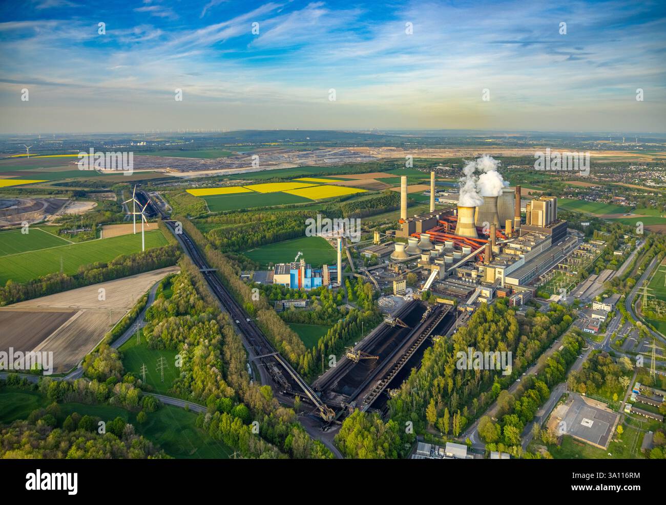 Vue aérienne, centrale thermique au lignite de Weisweiler, site de la centrale électrique de RWE Power AG, transport de charbon par bande transporteuse, tours de refroidissement et nuages de Banque D'Images