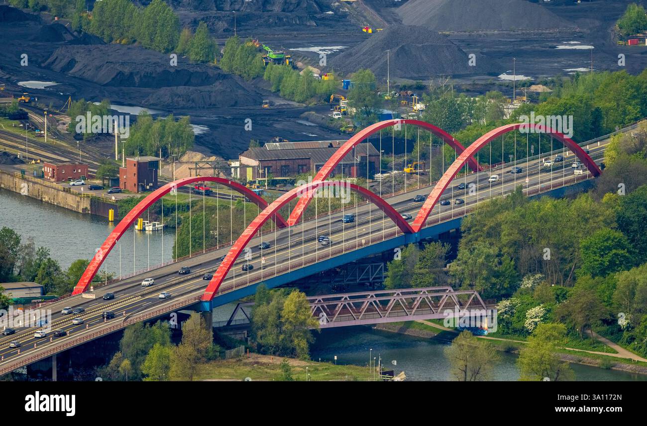 Vue aérienne, port de la ville d'Essen avec port de charbon et pont canal Rhin-Herne avec garde-corps rouge, autoroute A42 Emscher, infrastructure, double arc bridg Banque D'Images