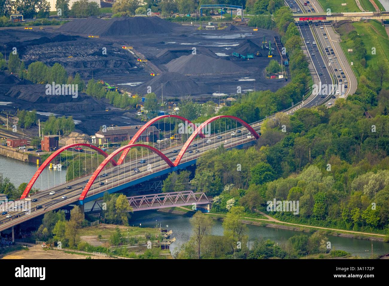 Vue aérienne, port de la ville d'Essen avec port de charbon et pont canal Rhin-Herne avec garde-corps rouge, autoroute A42 Emscher, infrastructure, double arc bridg Banque D'Images