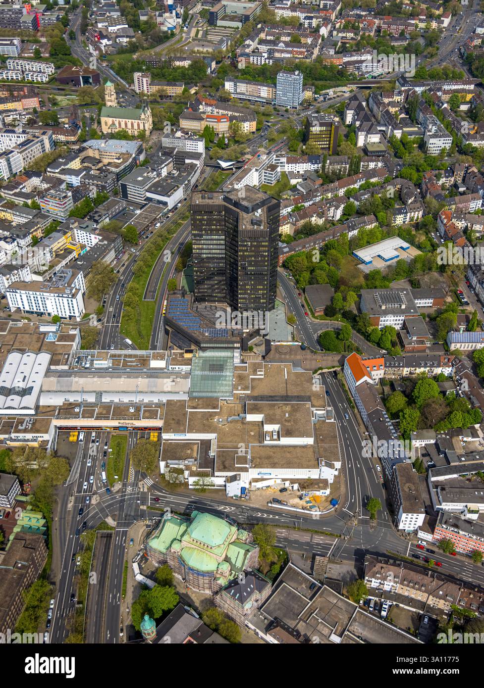 Vue aérienne, centre commercial Rathaus Galerie Essen de l'autre côté de la rue Schützenbahn, ancienne synagogue et immeuble de grande hauteur Rathaus Stadt Essen, centre-ville Banque D'Images