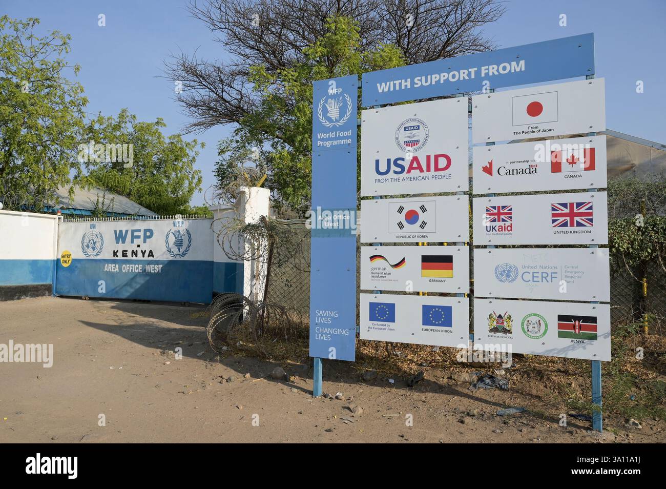 KENYA, Turkana, Kakuma, camp de réfugiés, composé du Programme alimentaire mondial du PAM des Nations Unies avec des conseils de donateurs internationaux comme USAID américain, GIZ allemand, UKaid britannique, UE Union européenne, Canada Aid, Japan Aid, Korea Aid etc. / KENIA, Turkana, Flüchtlingslager Kakuma, Kompound der un Organisation WFP Welternährungsprogramm mit Schildern der internationalen Geldgeber wie amerikanische USAID, deutsche GIZ, eu Europäische Union u.a. Banque D'Images