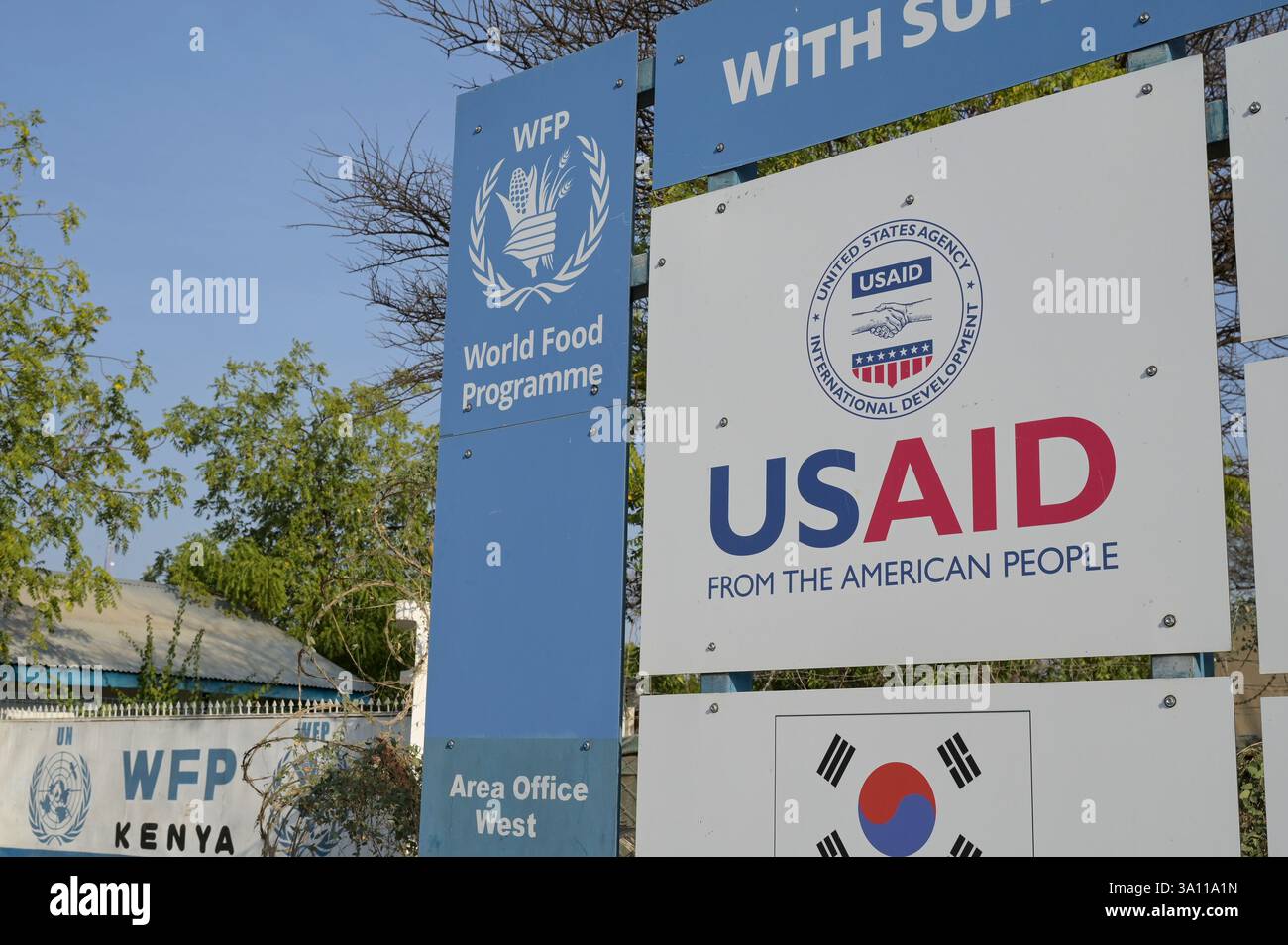 KENYA, Turkana, Kakuma, camp de réfugiés, composé du Programme alimentaire mondial du PAM des Nations Unies avec des conseils d'administration de donateurs internationaux tels que l'american USAID / KENIA, Turkana, Flüchtlingslager Kakuma, Kompound der un Organisation WFP Welternährungsprogramm mit Schildern der internationalen Geldgeber wie die amerikanische Entwicklungshilfe Organisation USAID Banque D'Images