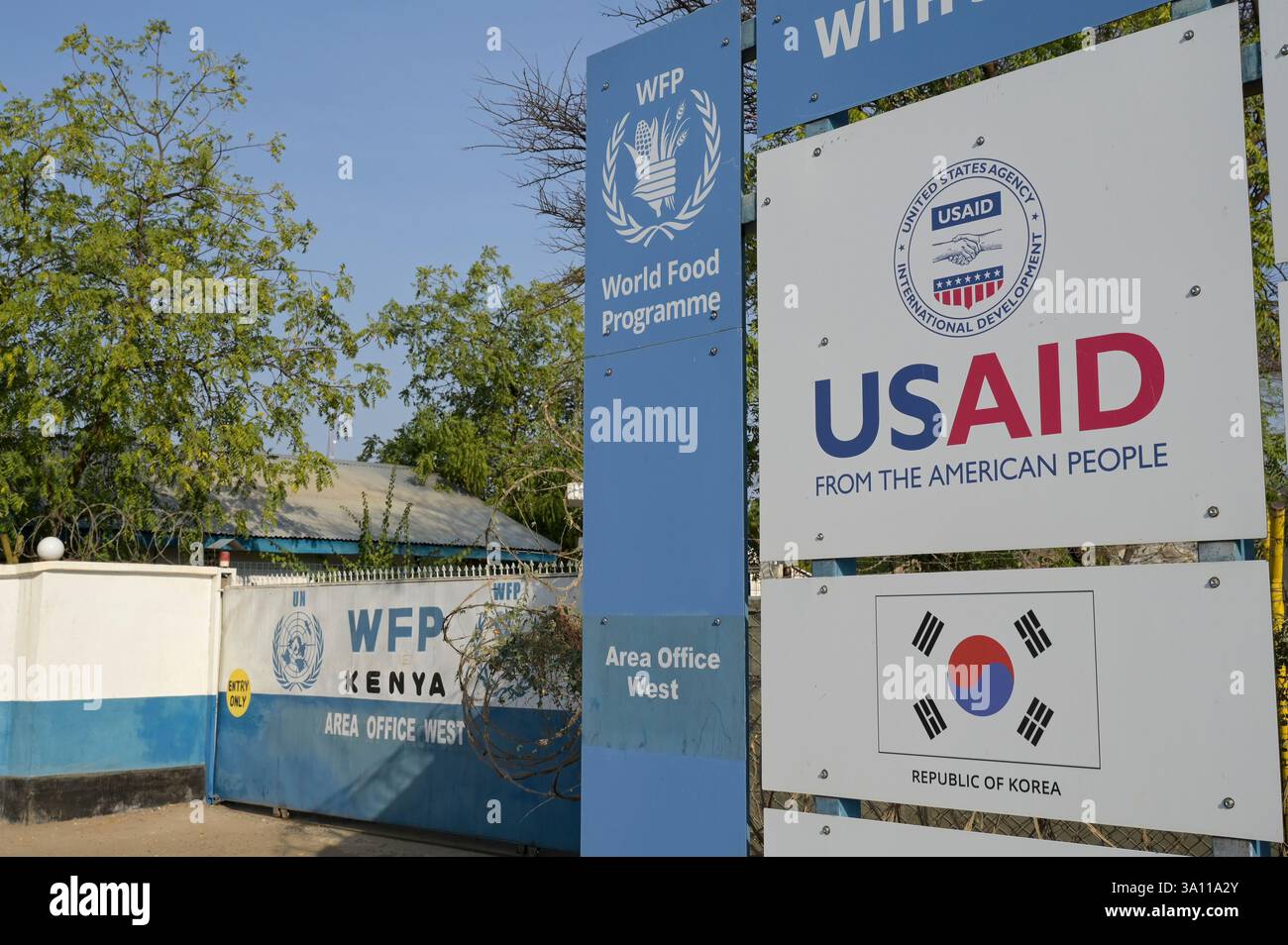 KENYA, Turkana, Kakuma, camp de réfugiés, composé du Programme alimentaire mondial du PAM des Nations Unies avec des conseils d'administration de donateurs internationaux tels que l'american USAID / KENIA, Turkana, Flüchtlingslager Kakuma, Kompound der un Organisation WFP Welternährungsprogramm mit Schildern der internationalen Geldgeber wie die amerikanische Entwicklungshilfe Organisation USAID Banque D'Images