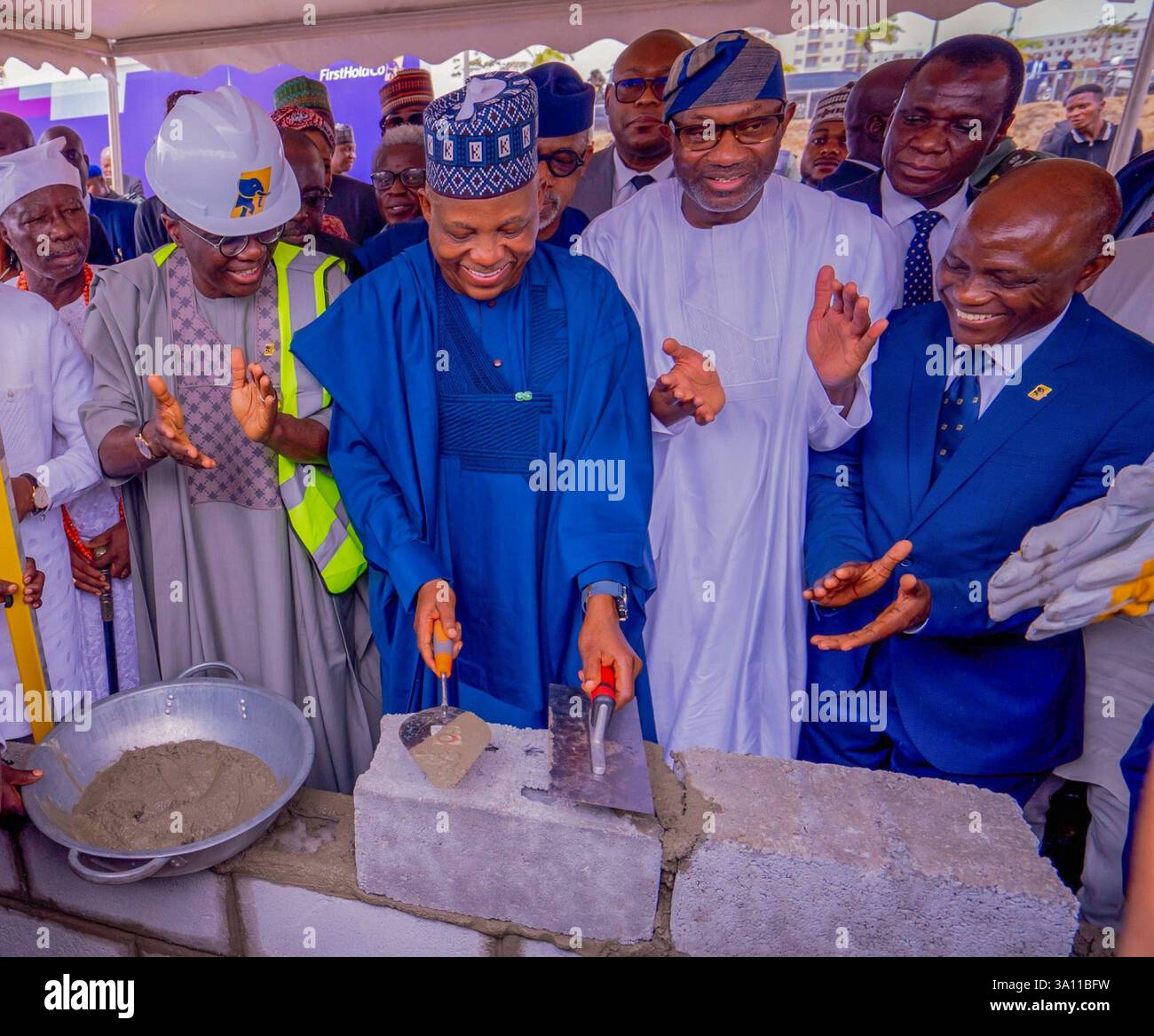 LAGOS, NIGERIA - 5 MARS : Gouverneur de l'État de Lagos, Mr. Babajide Sanwo-Olu Vice-Président, sénateur Kashim Shettima Président du Conseil d'administration, First Bank Holdings, Mr. Femi Otedola et Directeur général/CEO, First Bank Group, Mr. Olusegun Alebiosu lors de la construction de la tour du siège social Banks à Eko Atlantic City, île Victoria, le mercredi 5 mars 2025. Copyright : xx Banque D'Images