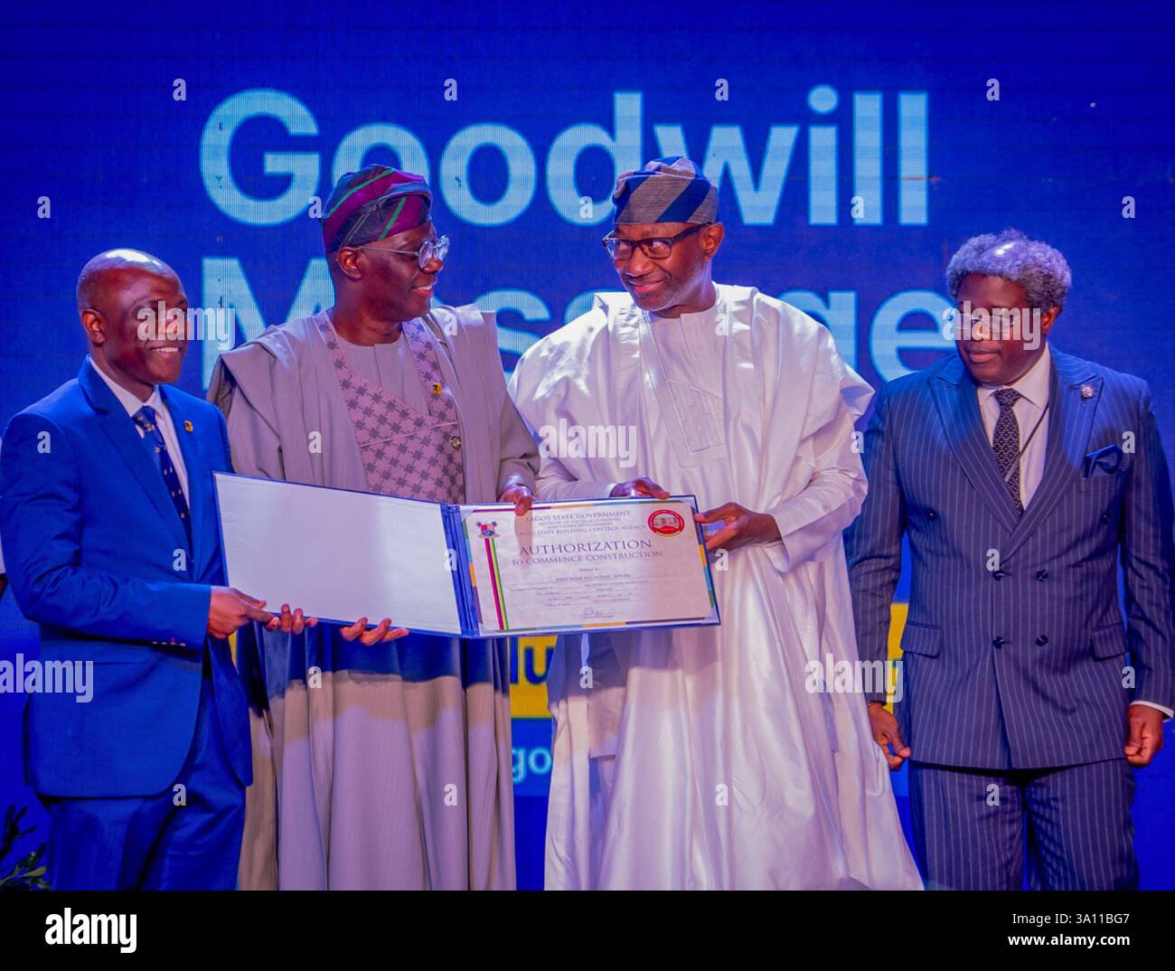 LAGOS, NIGERIA - 5 MARS : le gouverneur de l'État de Lagos, Mr. Babajide Sanwo-Olu, deuxième à gauche, présentant le certificat d'autorisation au président du conseil d'administration de First Bank Holdings, Mr. Femi Otedola, deuxième à droite, et le directeur général/PDG de First Bank Group, Mr. Olusegun Alebiosu, sont partis lors de la construction de la tour du siège de la ville d'Eko Atlantic City, île Victoria, mercredi 5 mars 2025. Avec eux se trouve le Conseiller spécial du Gouverneur sur l'e-SIG et le développement urbain, Dr Olajide Babatunde. Copyright : xx Banque D'Images