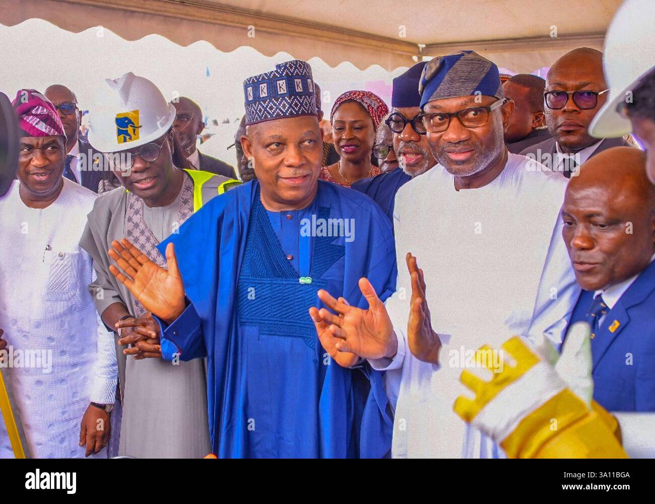 LAGOS, NIGERIA - 5 MARS : Vice-gouverneur de l'État de Lagos, Dr Obafemi Hamzat Gouverneur Babajide Sanwo-Olu Vice-président, sénateur Kashim Shettima Gouverneur de l'État d'Ogun, Prince Dapo Abiodun Président du Conseil d'administration, First Bank Holdings, Mr. Femi Otedola et Directeur général/CEO, First Bank Group, Mr. Olusegun Alebiosu lors de la construction de la tour du siège social de la ville atlantique d'Eko, Victoria, mercredi 5 mars 2025. Copyright : xx Banque D'Images