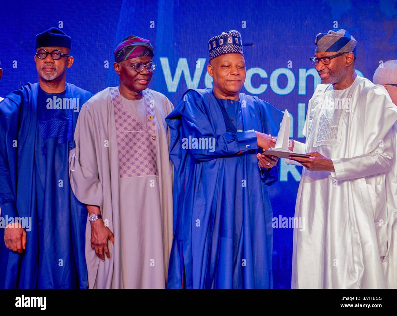 LAGOS, NIGERIA - 5 MARS : le gouverneur de l'État d'Ogun, le prince Dapo Abiodun, son homologue de l'État de Lagos, M. Babajide Sanwo-Olu Vice-président, le sénateur Kashim Shettima et le président du conseil d'administration de First Bank Holdings, M. Femi Otedola, lors de la démolition de la tour du siège social Banks à Eko Atlantic City, sur l'île Victoria, le mercredi 5 mars 2025. Copyright : xx Banque D'Images