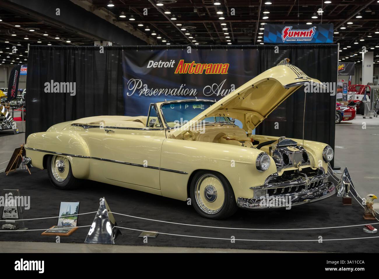 DETROIT, mi/États-Unis - 28 février 2025 : un cabriolet Pontiac 1949 personnalisé, à Detroit Autorama. Banque D'Images