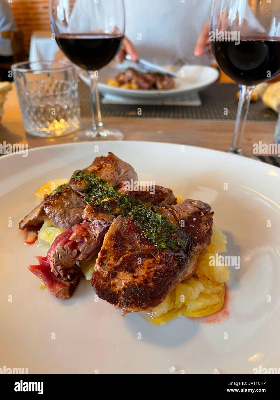 Aloyau avec légumes et pommes de terre. Espagne. Banque D'Images