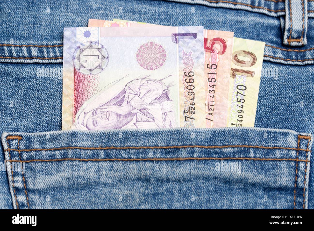 Argent libyen - dinar dans la poche d'un Jean bleu Banque D'Images