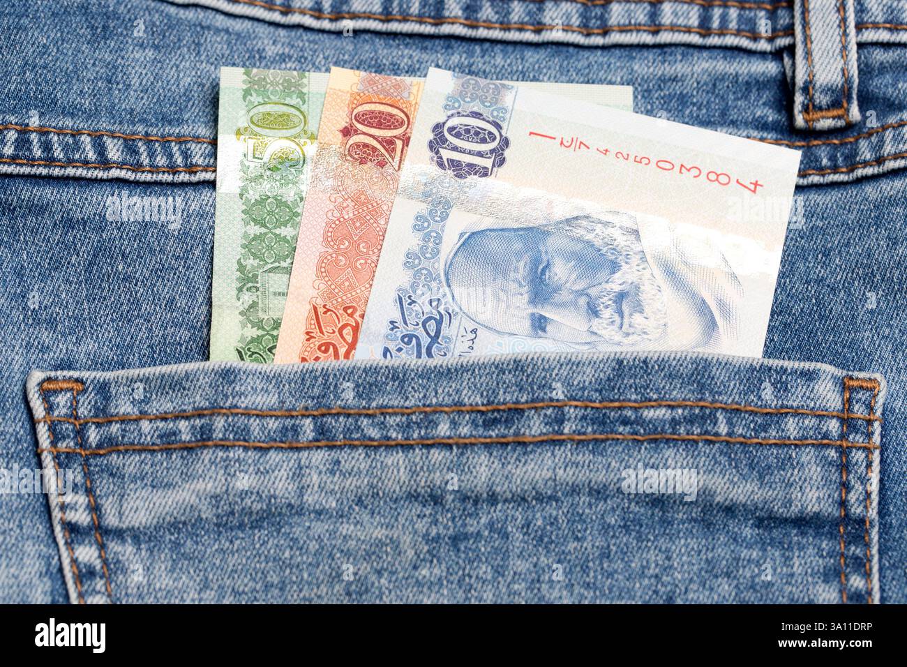 Argent libyen - dinar dans la poche d'un Jean bleu Banque D'Images