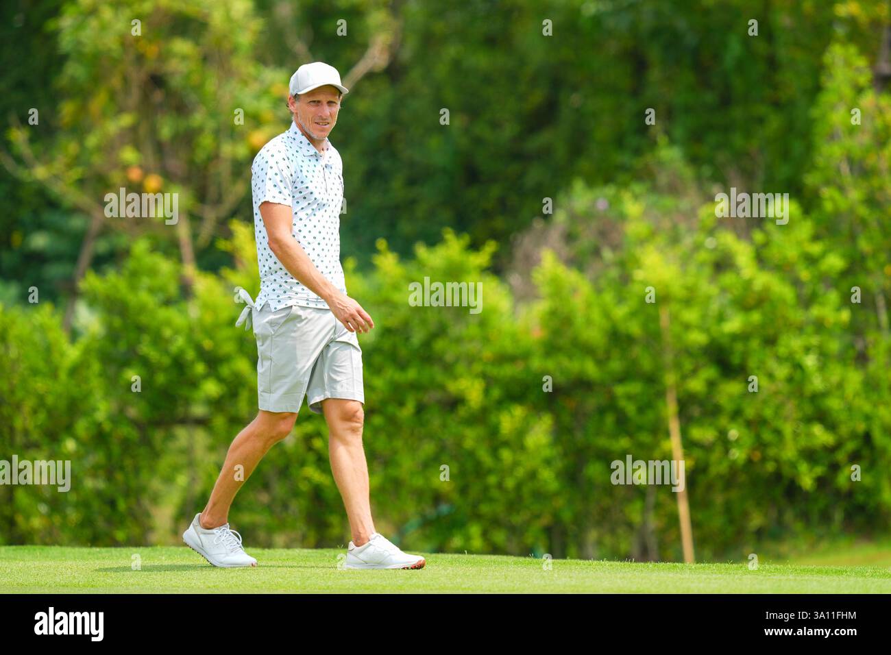 Bangkok, Thaïlande. 01 mars 2025. Diego Forlan a vu de l'action lors de son match de quatre balles le premier jour du tournoi Reignwood Icons of Football à Bangkok au Robinswood Golf Club. Crédit : SOPA images Limited/Alamy Live News Banque D'Images