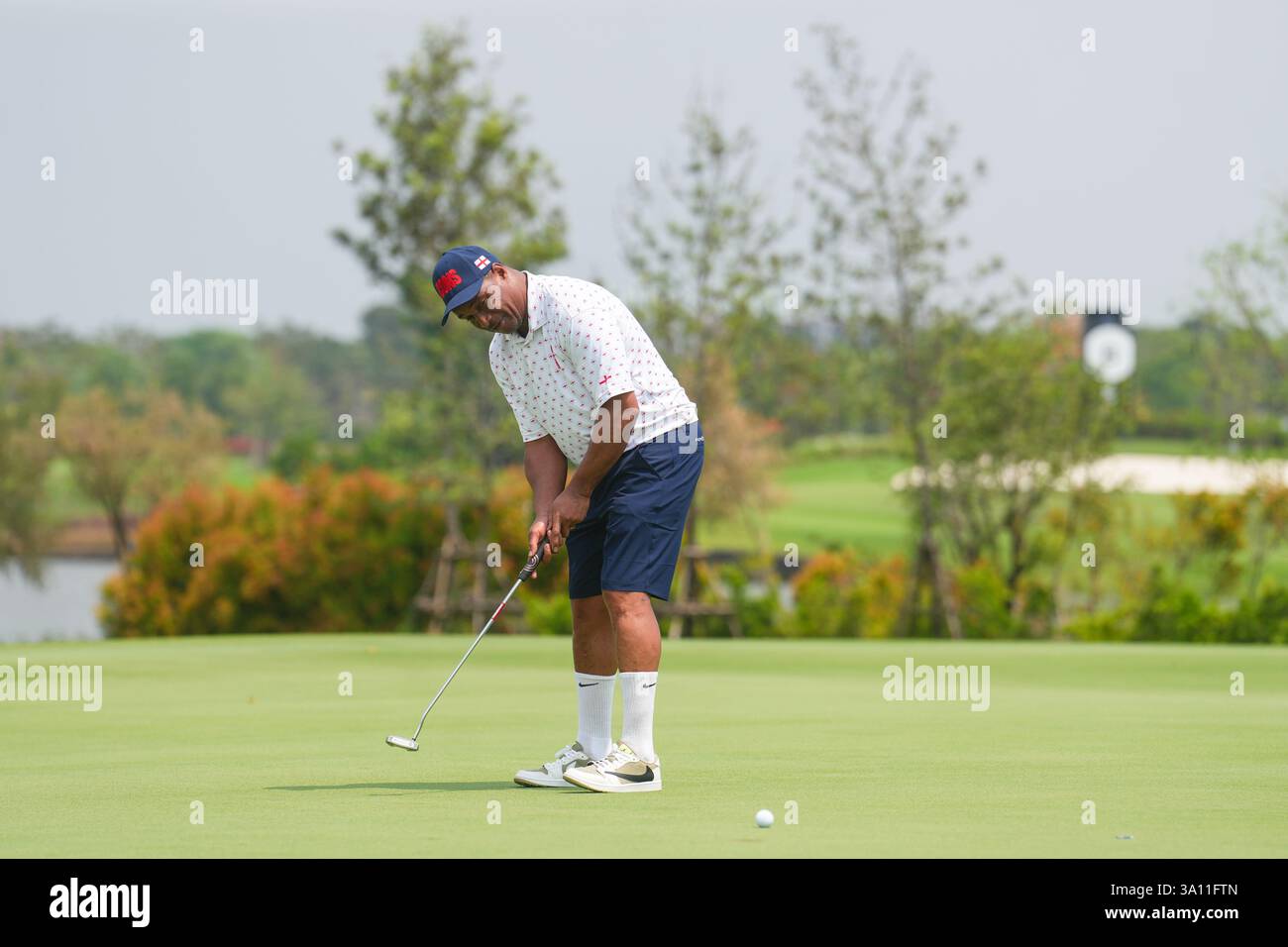 Bangkok, Thaïlande. 01 mars 2025. Paul Ince joue un tir pendant le match de fourballs le premier jour du tournoi Reignwood Icons of Football à Bangkok au Robinswood Golf Club. Crédit : SOPA images Limited/Alamy Live News Banque D'Images