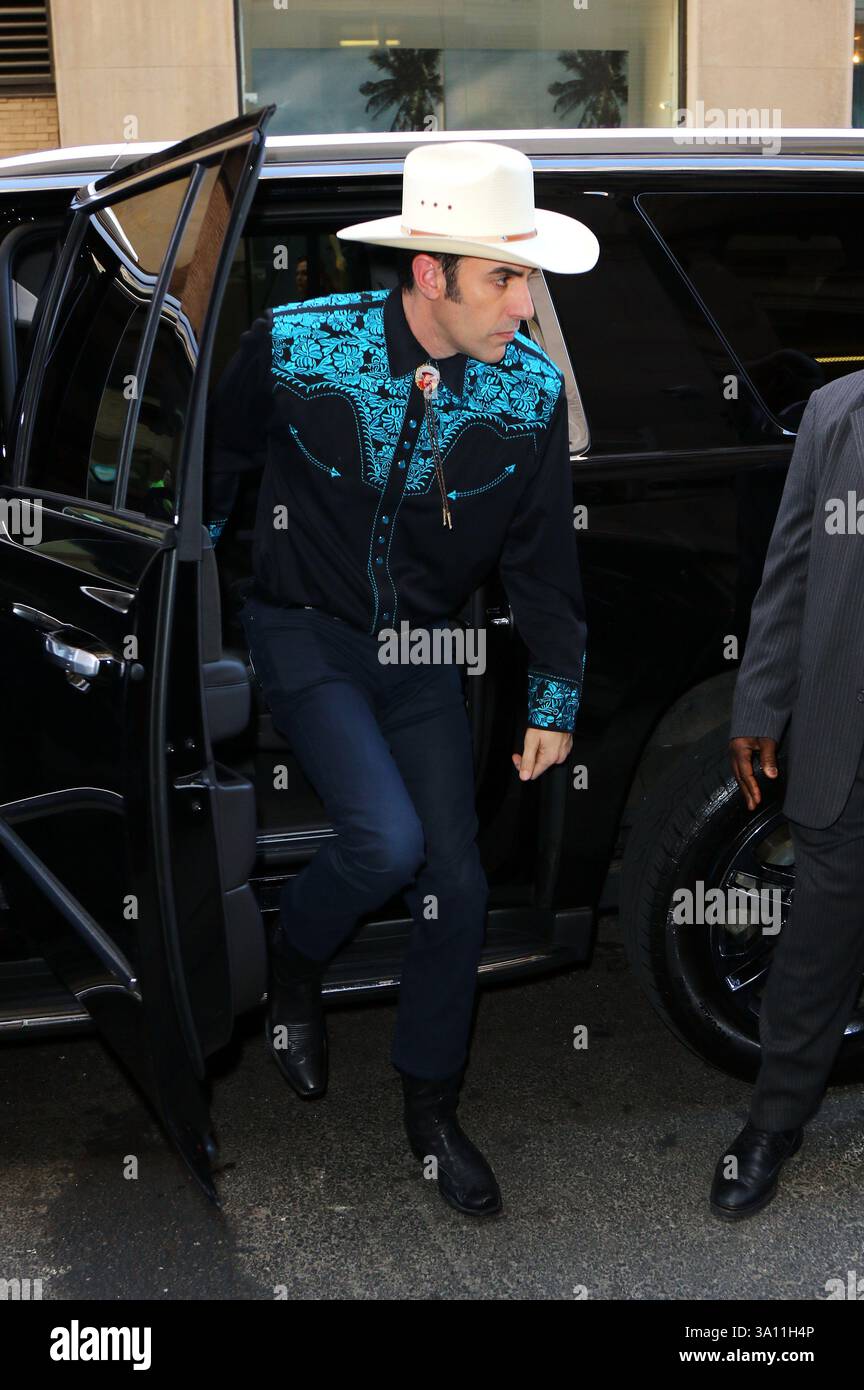L'acteur Sacha Baron Cohen portait une tenue de cow-boy alors qu'il faisait une apparition à AOL Build le 9 mars 2016 à New York Banque D'Images