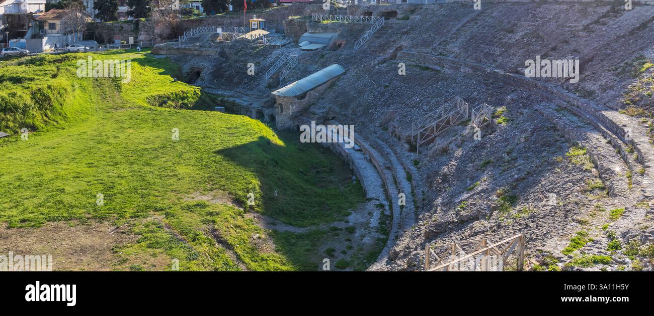 Une vue panoramique sur l'amphithéâtre romain de Durres, Albanie en été. Ancien amphithéâtre romain de Durres. Un Landma historique et culturel Banque D'Images