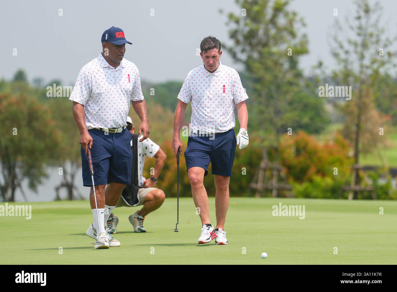Bangkok, Thaïlande. 01 mars 2025. Paul Ince (G) et Robbie Fowler (d) ont vu de l'action lors du match de fourballs le premier jour du tournoi Reignwood Icons of Football à Bangkok au Robinswood Golf Club. (Photo par Amphol Thongmueangluang/SOPA images/SIPA USA) crédit : SIPA USA/Alamy Live News Banque D'Images