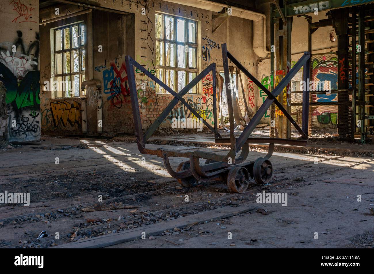 ancienne usine abandonnée avec un camion minier au premier plan Banque D'Images