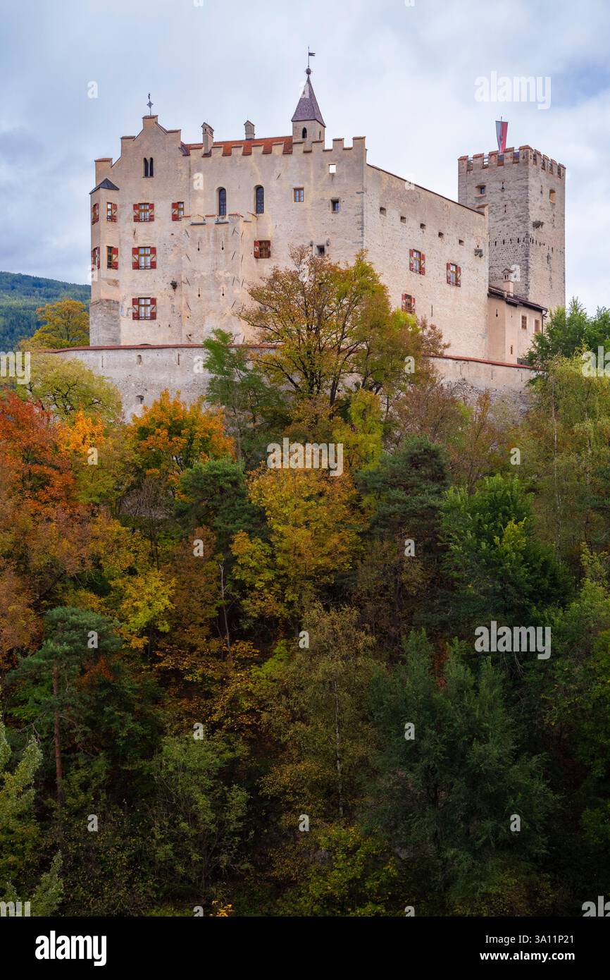 Vue sur le château de Brunico en automne. Brunico, Dolomiti, Tyrol du Sud, Val Pusteria, Bolzano district, Trentin Haut-Adige, Italie. Banque D'Images