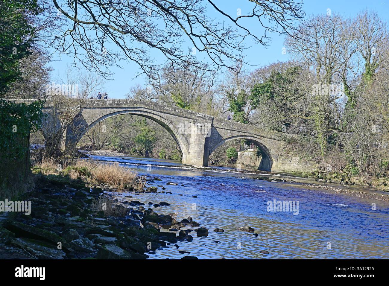 Le vieux pont, la rivière Wharfe, au soleil de printemps Ilkley Yorkshire Banque D'Images
