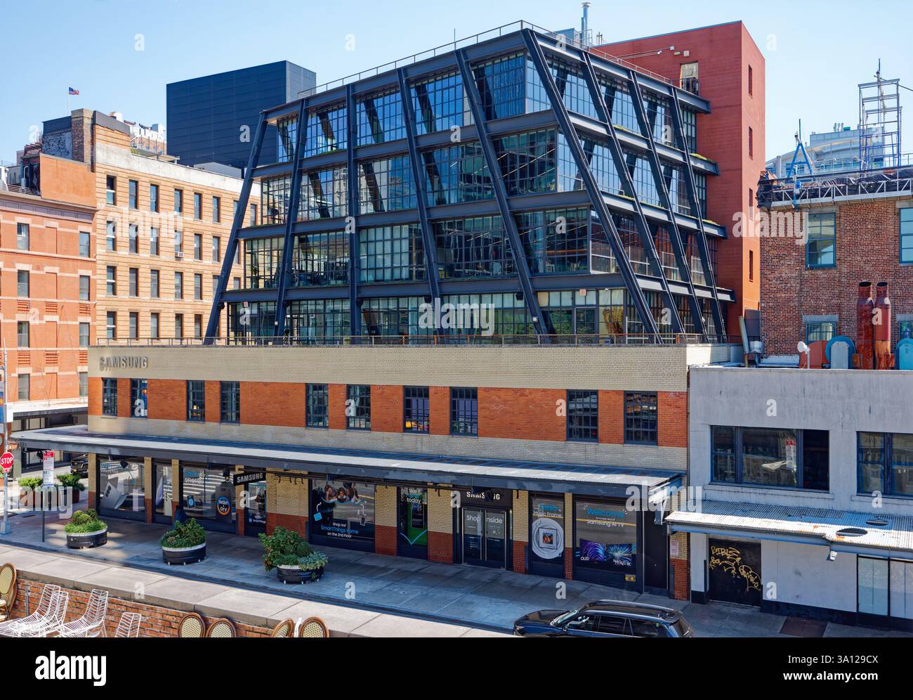 837 Washington Street, alias Samsung Building, place un cadre en acier torsadé et exposé et une boîte en verre au sommet d'un entrepôt de 1938 briques. Banque D'Images