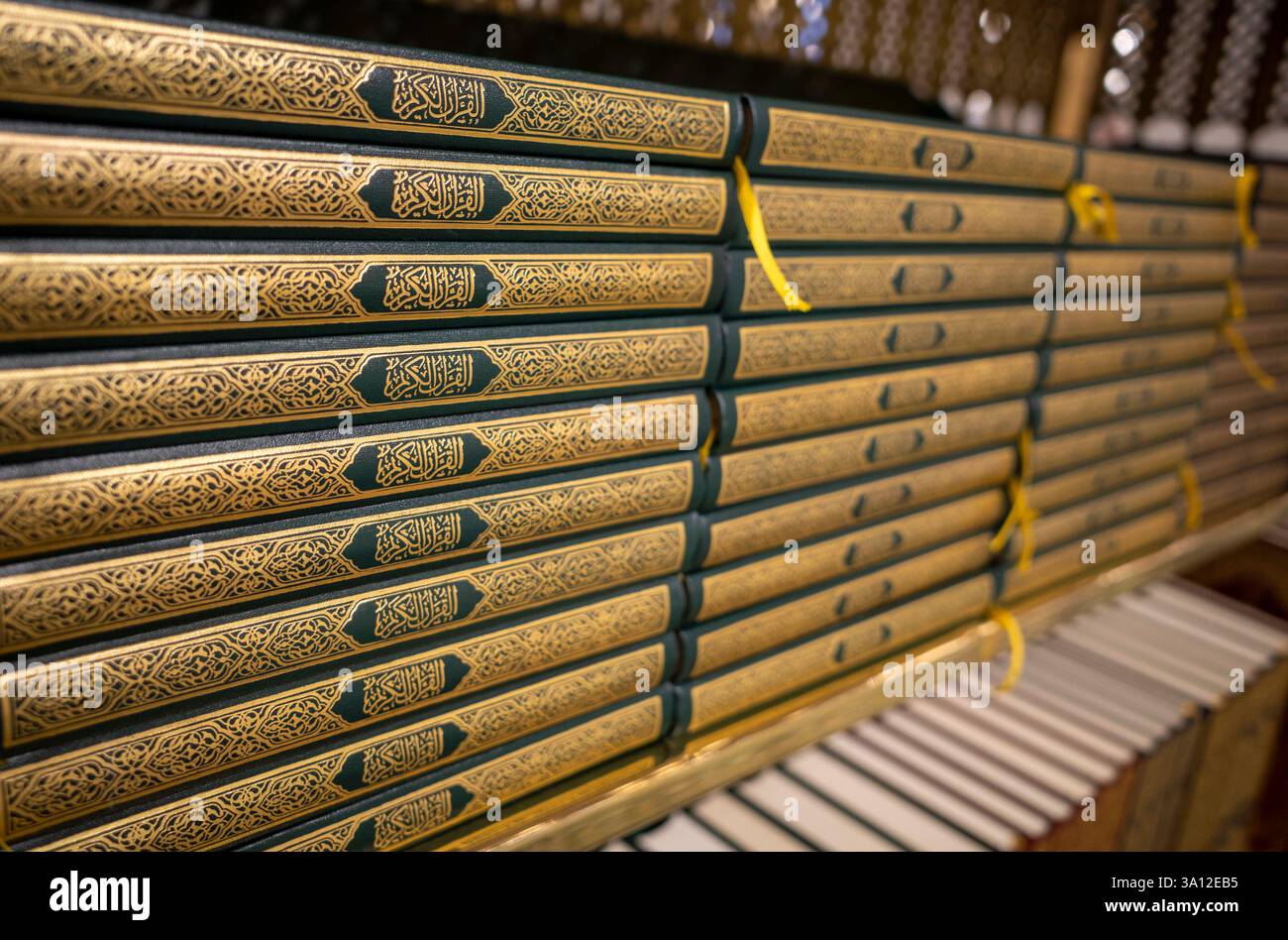 Médine, Arabie Saoudite - 5 juillet 2024 : les rangs d'Al-Coran s'alignent soigneusement à Masjid Nabawi, Mosquée du Prophète, Médine, Arabie Saoudite. Banque D'Images