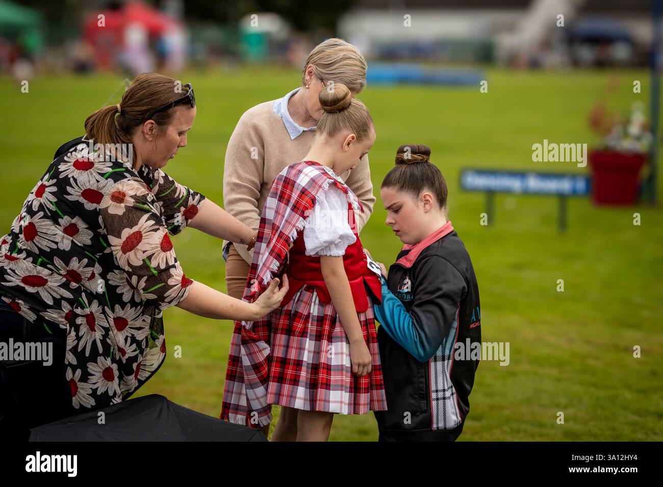 Écosse, Highlands, parc national de Cairngorms, Nethy Bridge, Abernethy Highland Games, une fille se prépare à participer aux Highlands Dancing Competition, un jeu de danse écossais traditionnel Banque D'Images