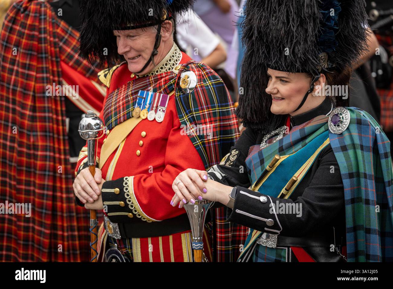 Écosse, Highlands, parc national de Cairngorms, Nethy Bridge, Abernethy Highland Games, Bruce Crowe, tambour majeur du Banff Castle Pipe Band et Audrey Coull, tambour major du Buckie and District Pipe Band Banque D'Images