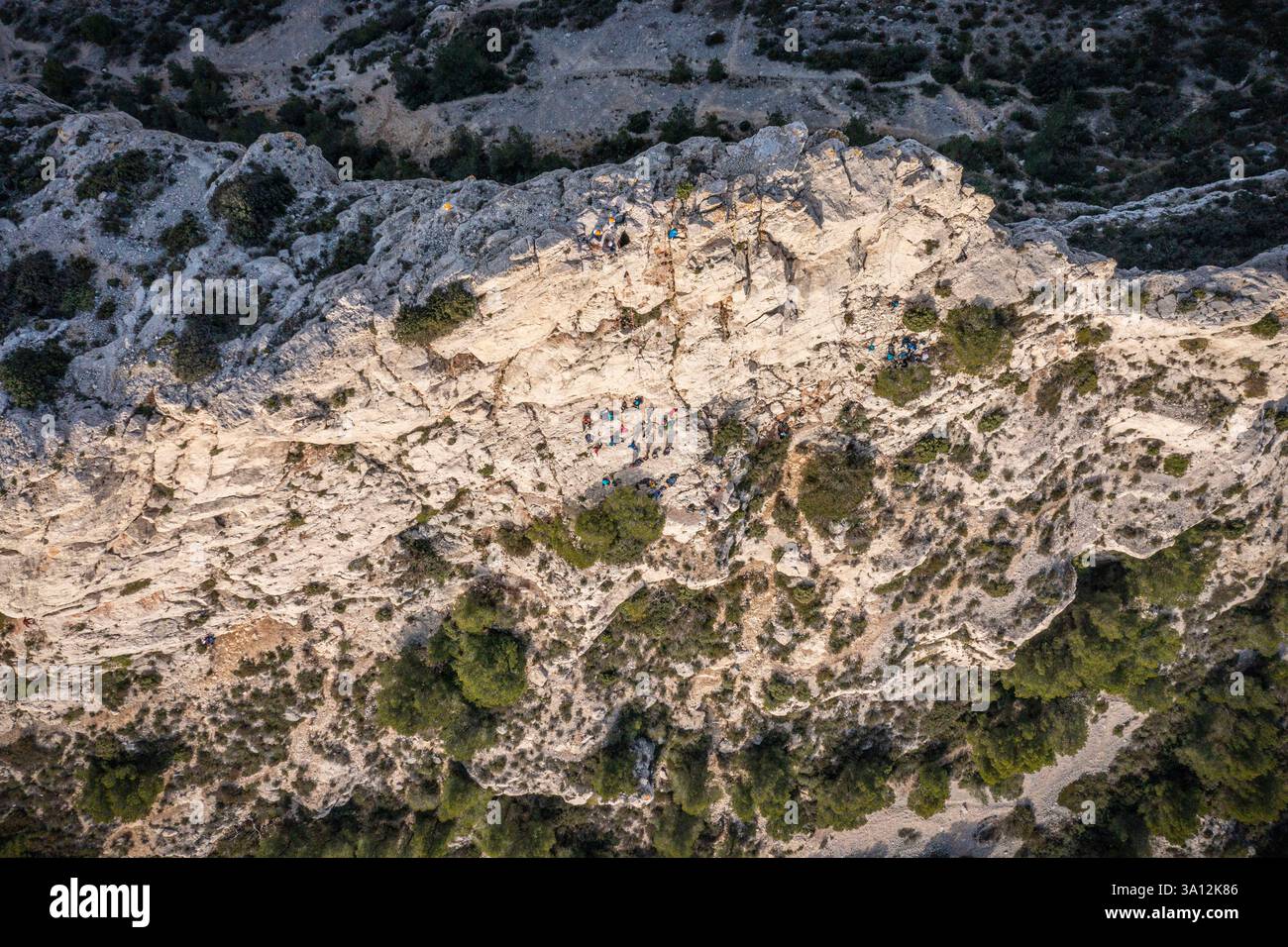 France, Bouches-du-Rhône (13), Parc National des Calanques, Marseille, escalade au Rocher des Goudes (vue aérienne) Banque D'Images France, Bouches-du-Rhône (13), Parc National des Calanques, Marseille, escalade au Rocher des Goudes (vue aérienne) Banque D'Images