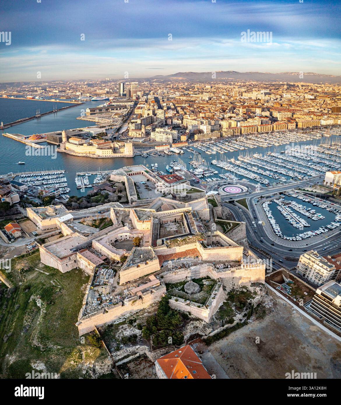France, Bouches-du-Rhône (13), Marseille, 1er arrondissement, le Vieux Port et la Citadelle de Marseille (Fort d'Entrecasteaux) au coucher du soleil (vue aérienne) Banque D'Images France, Bouches-du-Rhône (13), Marseille, 1er arrondissement, le Vieux Port et la Citadelle de Marseille (Fort d'Entrecasteaux) au coucher du soleil (vue aérienne) Banque D'Images