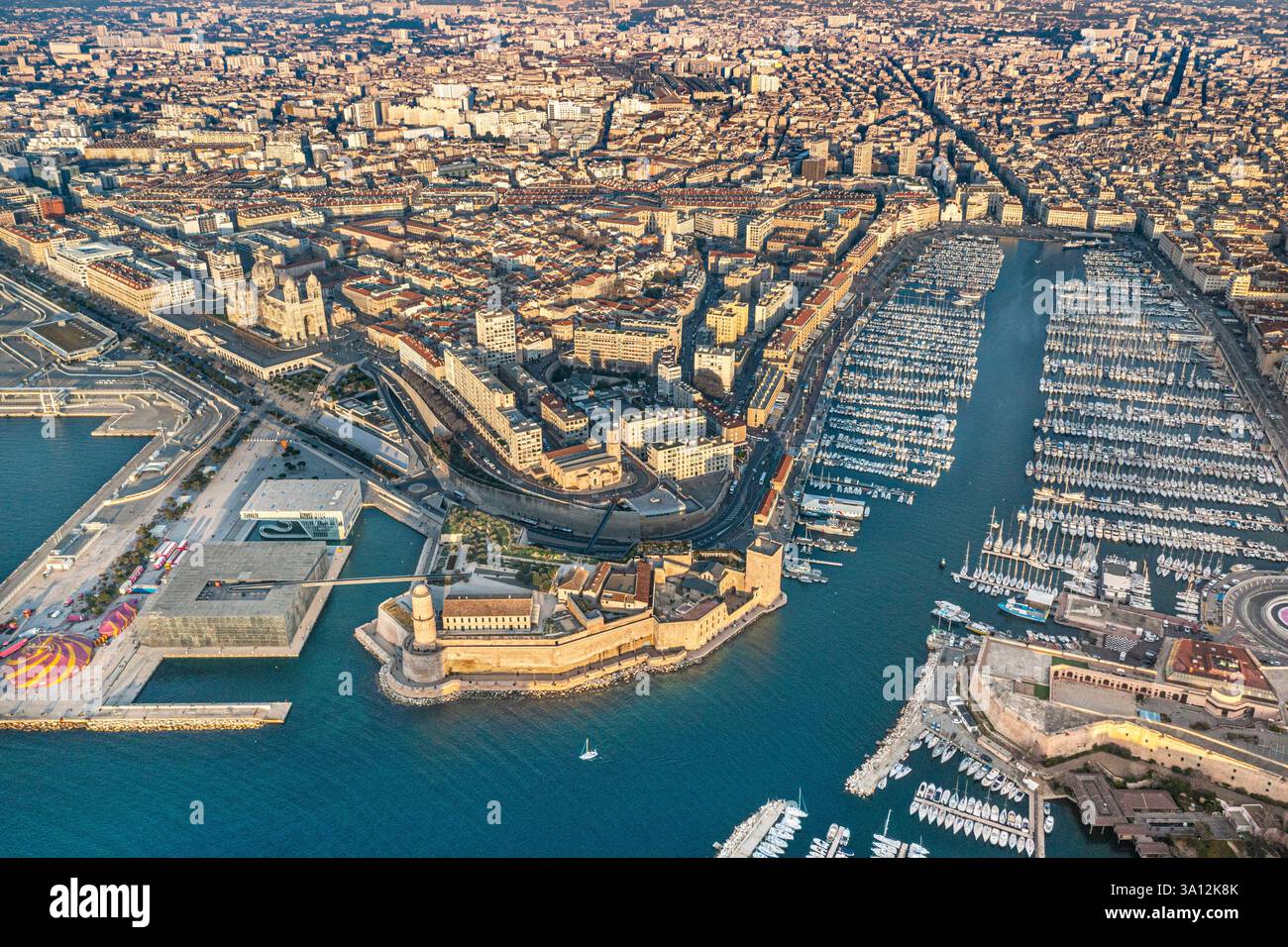 France, Bouches-du-Rhône (13), Marseille, 1er arrondissement, Vieux Port au coucher du soleil (vue aérienne) Banque D'Images France, Bouches-du-Rhône (13), Marseille, 1er arrondissement, Vieux Port au coucher du soleil (vue aérienne) Banque D'Images