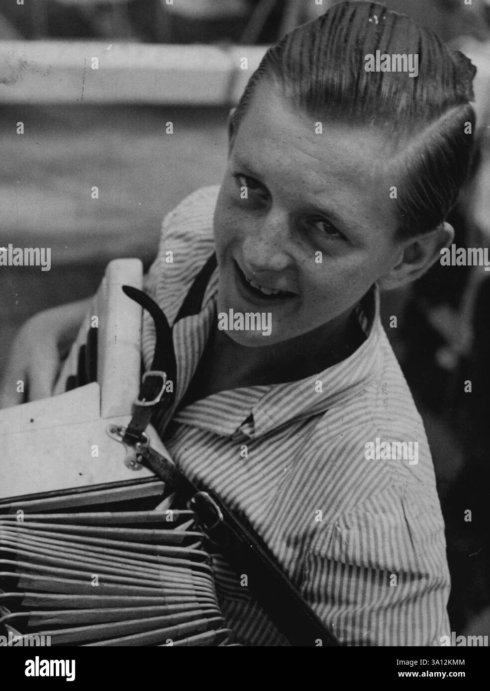 Arrivée du Prince hellénique. De Hongrie est venu Nagy de 14 ans faux avec son accordéon. 05 décembre 1949. (Photo de Frederick John Halmarick/Fairfax Media). Banque D'Images