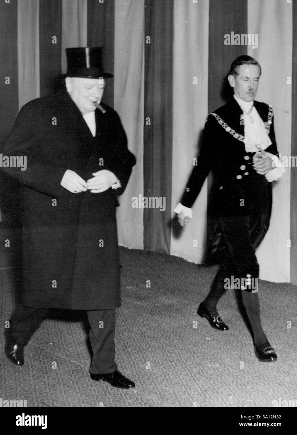 New Lord MayorThousand de gens ont attendu sous la pluie les rues trempées de Londres aujourd'hui pour encourager le nouveau Lord Maire de Londres, Sir Noel Vansittart Bowater. O.P.S. cette photo montre Sir Winston Churchill marche avec Sir Noel Vansittart Bowater lorsque Sir Winston a quitté le banquet de Guildhall pour se rendre à la chambre des communes. 9 novembre 1953. (Photo par Daily mail Contract). Banque D'Images