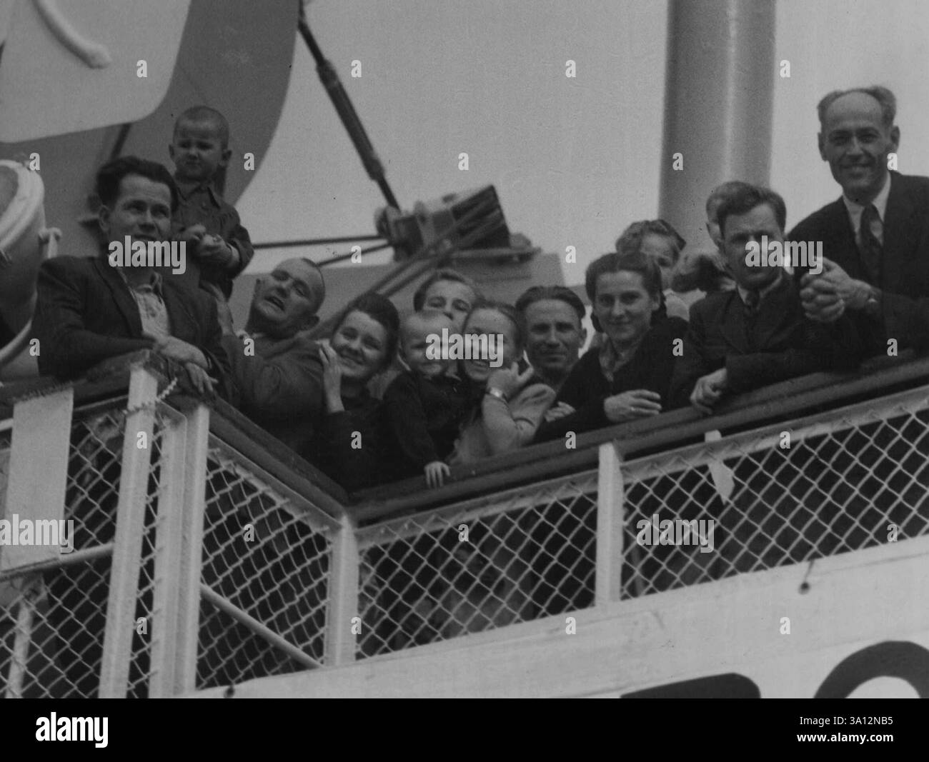 Plus d'enfants arrivent : beaucoup d'enfants étaient parmi les migrants qui sont arrivés à Sydney aujourd'hui par le Marine Jumper de Naples. Un photographe Sun, qui n'a pas été autorisé à monter à bord du navire, a pris cette photo des nouveaux Australiens. 07 septembre 1949. Banque D'Images