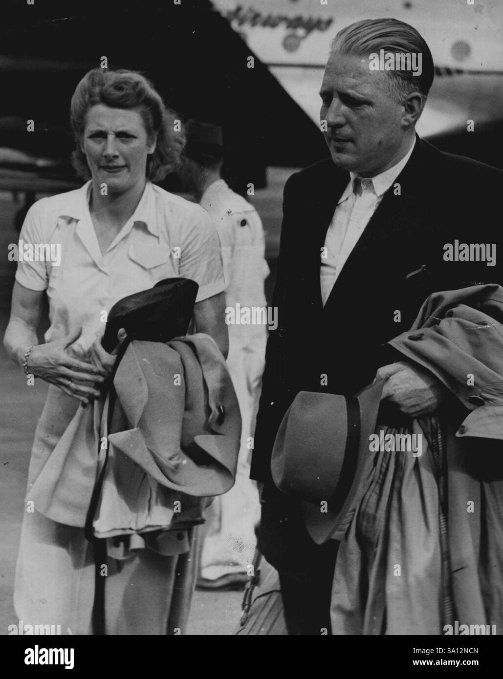 Célèbre athlète néerlandaise, Mme Fanny Blankers-Koen. Était fatigué mais heureux à l'arrivée à Sydney aujourd'hui par Qantas Constellation avec son mari. Mme Blankers-Koen, qui courra à Sydney les 05, 9 et 12 février, a été la sensation des derniers Jeux Olympiques et détient un record du monde. 08 janvier 1949. Banque D'Images