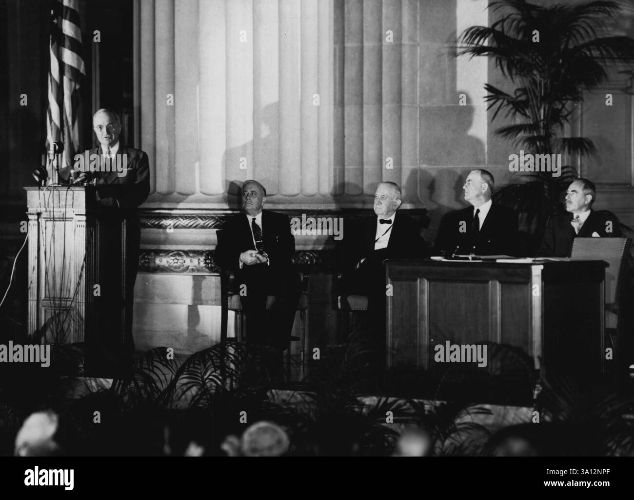 Harry S. Truman, Président des États-Unis, prononce le discours de clôture des cérémonies de signature du Traité de défense naturelle entre les États-Unis et la République des Philippines. À l'arrière-plan, de gauche à droite, on retrouve les sénateurs Wiley et Connally, M. Dulles et le secrétaire Acheson. Les États-Unis d'Amérique et la République des Philippines viennent de signer un traité de défense mutuelle à Washington D.C. lors de la cérémonie de signature, dans l'auditorium du Département d'État des États-Unis, les présidents des deux Nations se sont engagés à se tenir ensemble dans la liberté et Banque D'Images