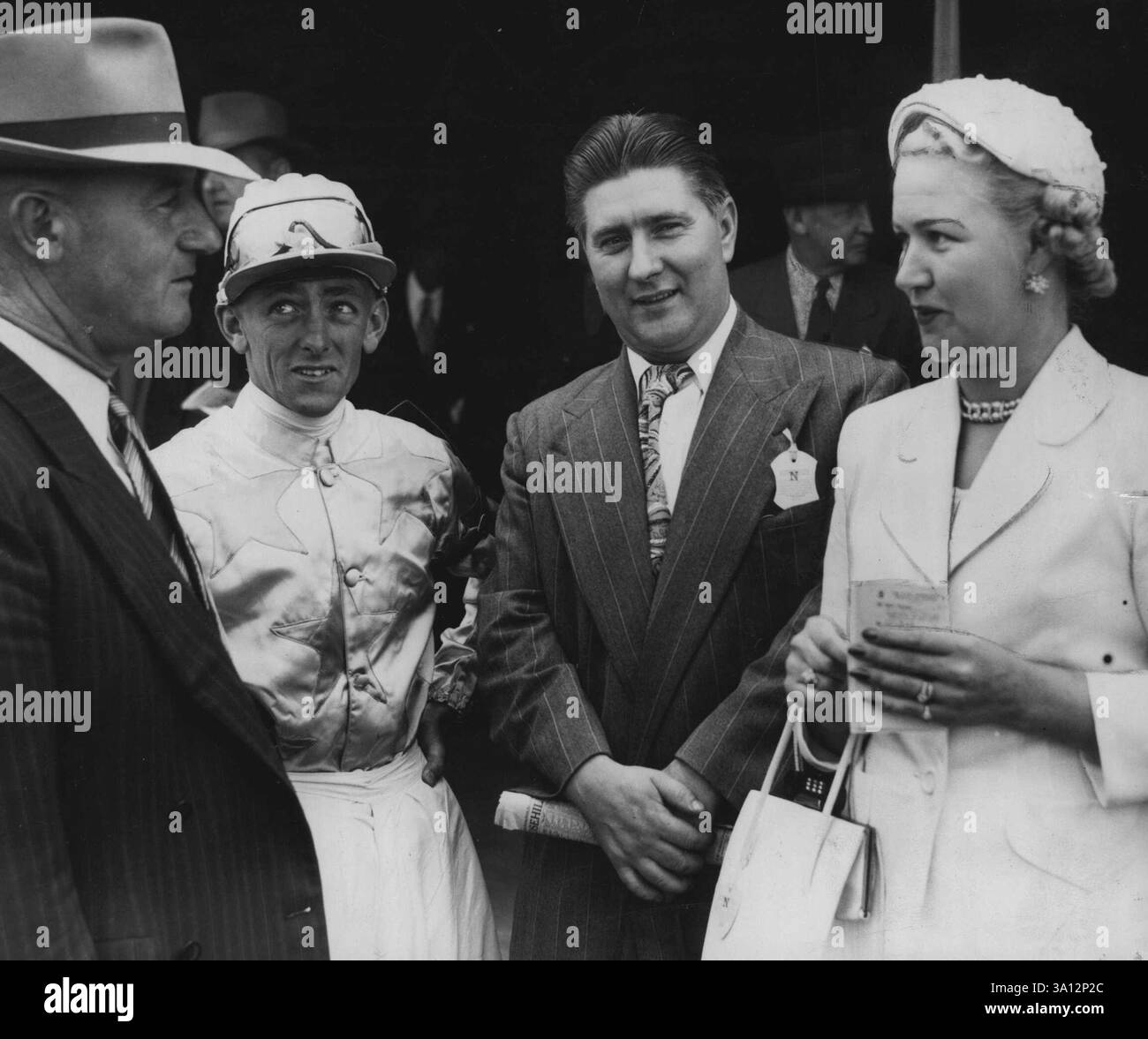 Nouveaux arrivants. Mr et MRS L. Bridge, dont les couleurs sont portées pour la première fois par Star Talk, par double vainqueur Derby Talking. Les propriétaires ont l'hôtel étoile à Alexandrie, d'où le nom du Gelding. 18 janvier 1953. Banque D'Images