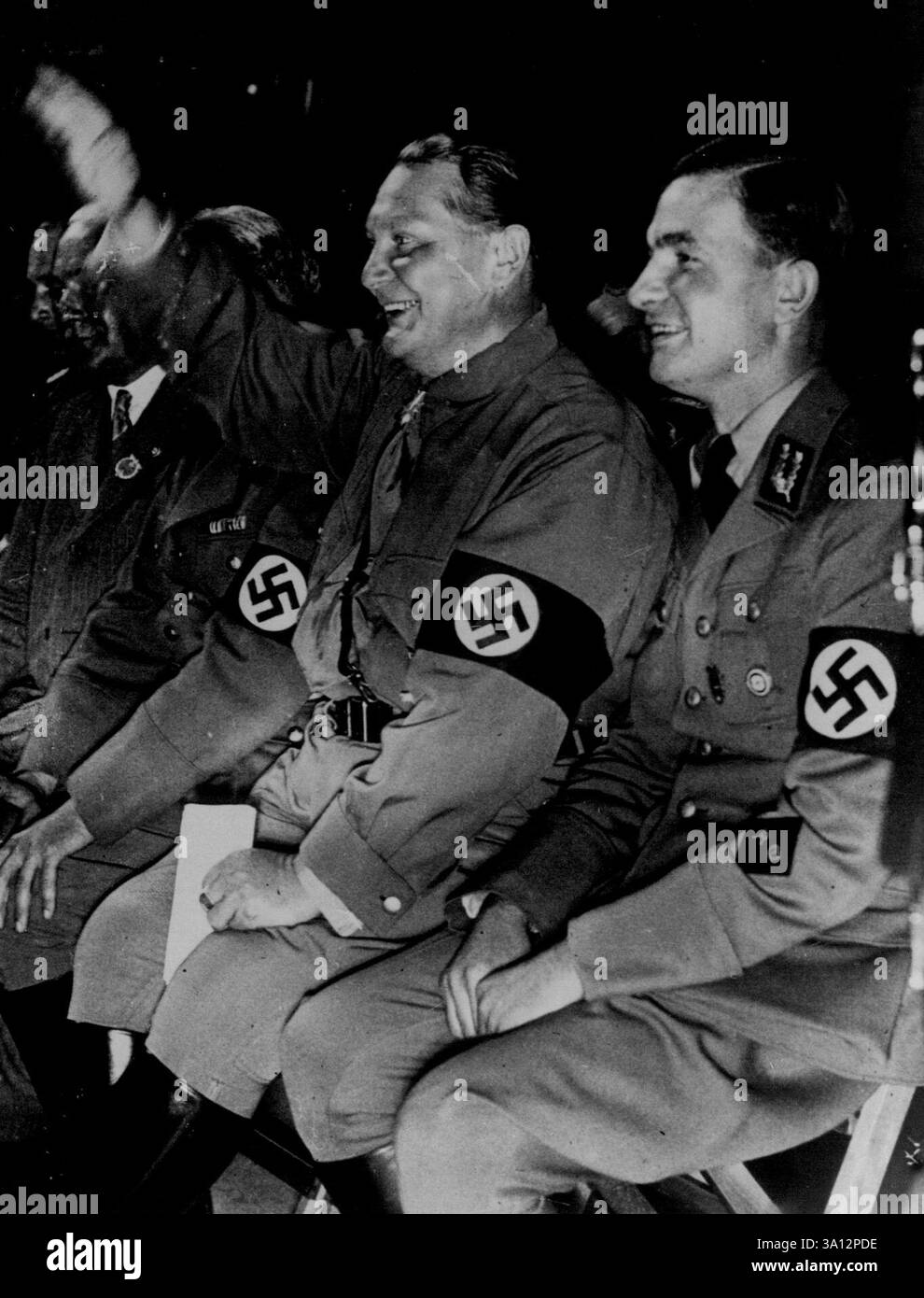 Le général Goering à la réunion de l'Association étrangère du parti nazi à Stuttgart - Goering prononçant une allocution devant plus de 20 000 auditeurs. La photo montre Goering a reconnu les applaudissements. A côté de lui est assis le chef de l'Association étrangère chef de district Bohle, tandis que sur la gauche est vu le baron von Nerath, ministre allemand des Affaires étrangères. 4 septembre 1937. (Photo de Sports & General Press Agency, Limited). Banque D'Images