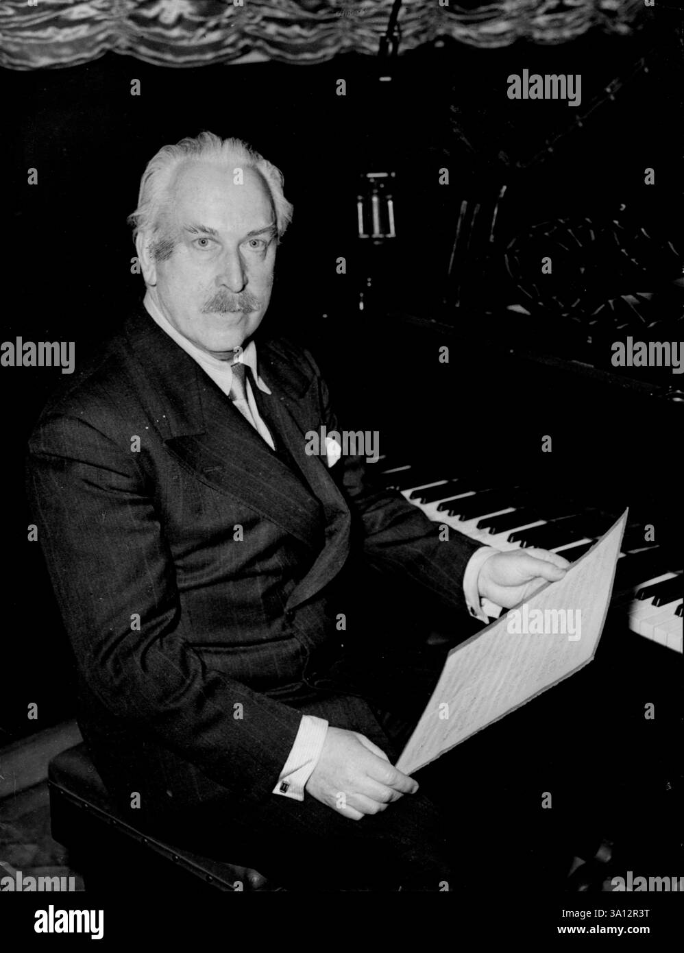 Sir Arthur accueille la Reine avec Musick -- Sir Arthur Bliss, Maître de la Reine Musick , images à Londres quand il a joué pour la première fois sa nouvelle marche 'Bienvenue la Reine' qui a composé pour célébrer le retour de la monarque de sa tournée du commonwealth. La marche sera le thème musical d'un long métrage couleur 'Welcome the Queen', produit par Associated British-Pathe. Le film, quatrième et dernier de la série Pathe Royal Tour, sortira quelques jours après le retour de la reine. 16 avril 1954. (Photo de Reuterphoto). Banque D'Images
