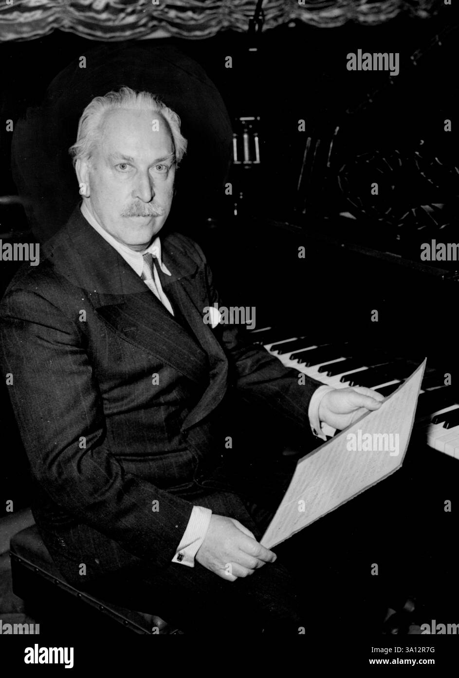 Sir Arthur accueille la Reine avec Musick -- Sir Arthur Bliss, Maître de la Reine Musick , images à Londres quand il a joué pour la première fois sa nouvelle marche 'Bienvenue la Reine' qui a composé pour célébrer le retour de la monarque de sa tournée du commonwealth. La marche sera le thème musical d'un long métrage couleur 'Welcome the Queen', produit par Associated British-Pathe. Le film, quatrième et dernier de la série Pathe Royal Tour, sortira quelques jours après le retour de la reine. 16 avril 1954. (Photo de Reuterphoto). Banque D'Images