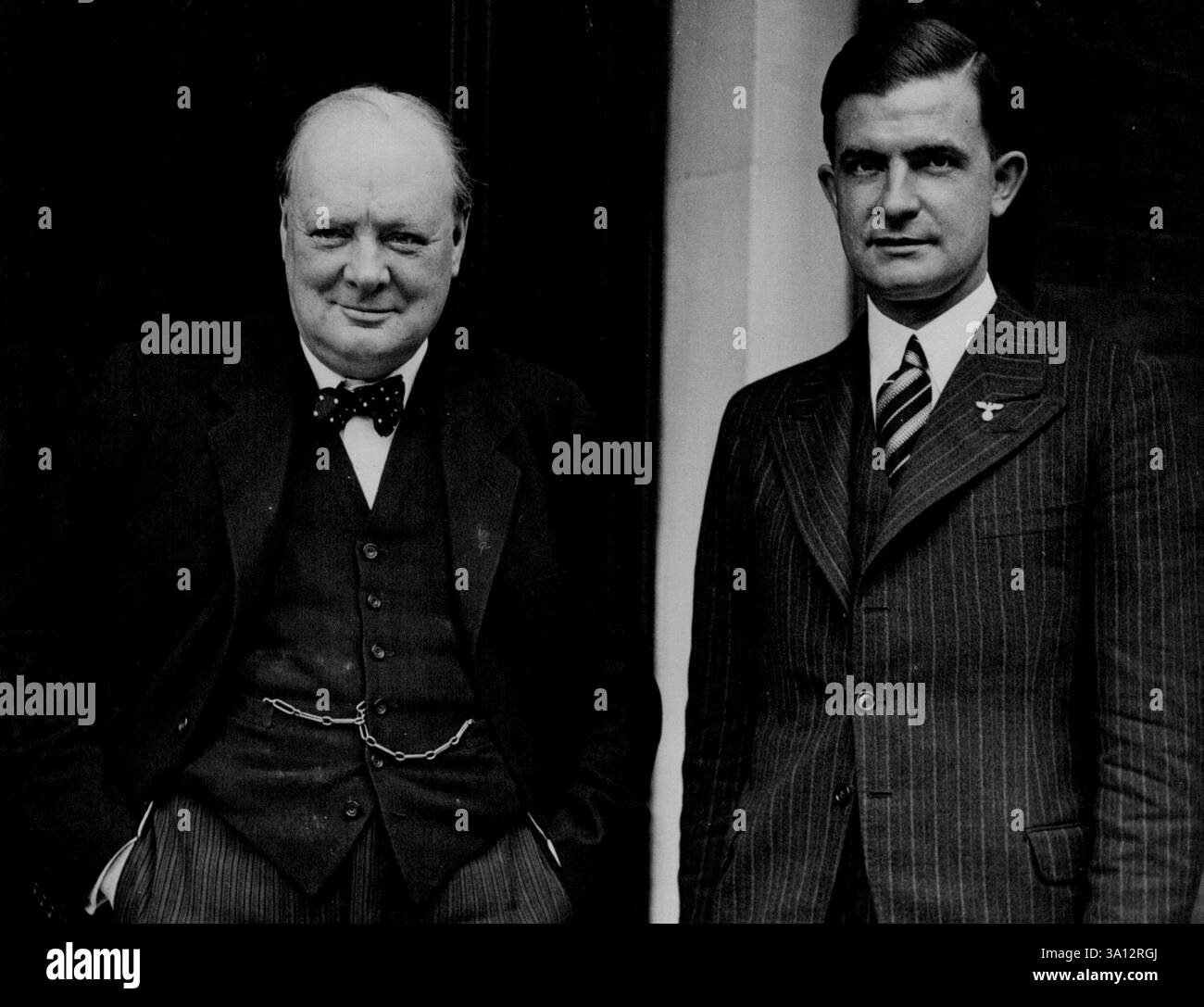M.R. Winston Churchill avec Herr Ernst Bohle, né à Bradford, chef de l'organisation étrangère du parti nazi. Ils sont photographiés à l'appartement londonien de Mr. Churchill. 1er octobre 1937. Banque D'Images