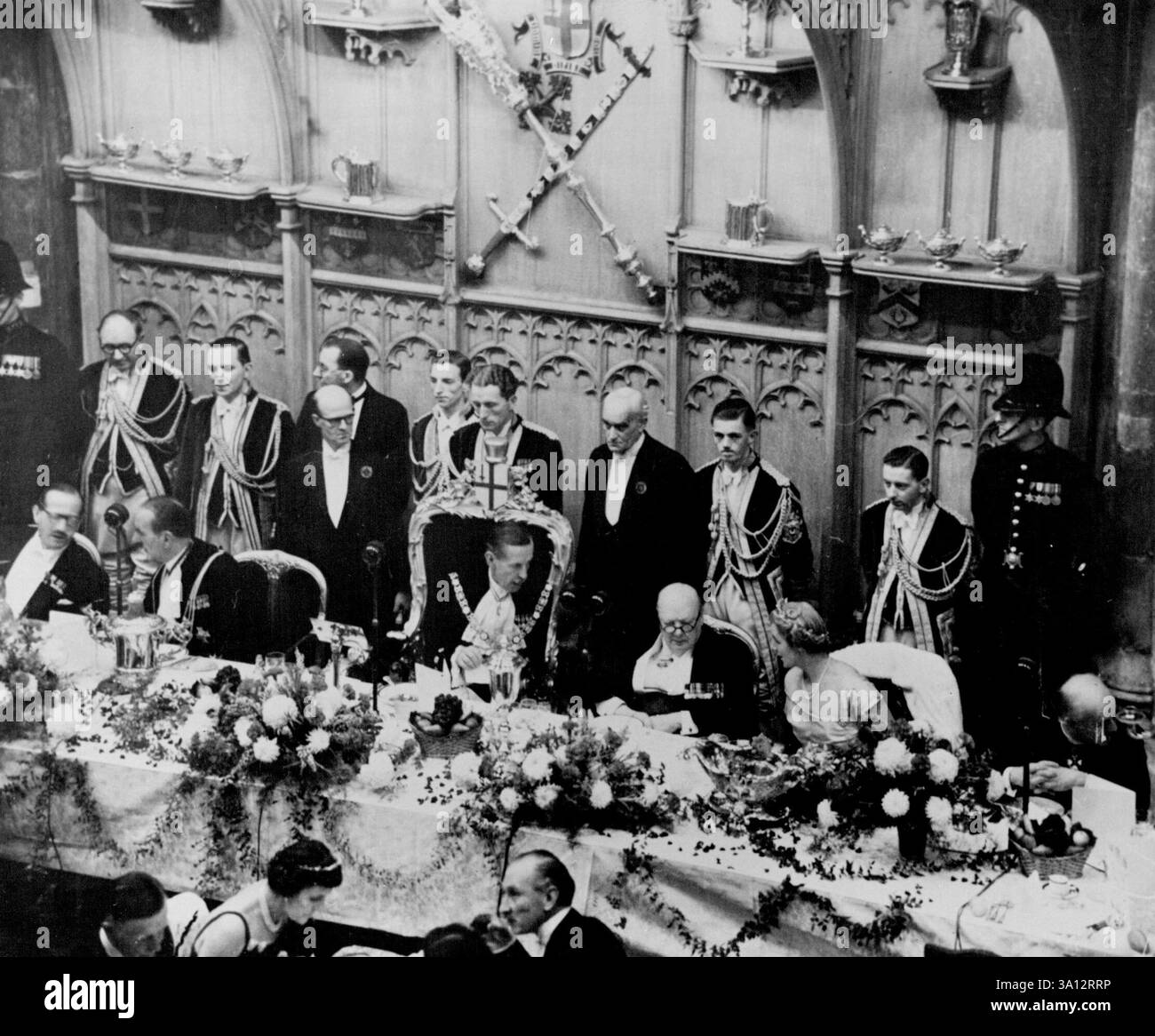 Le banquetT du Lord Mayor qui, traditionnellement, complète les débats du jour du Lord Mayor, a eu lieu ce soir à Guildhall. Sur cette photo de la table du haut, le nouveau lord-maire (Sir Noel Vanmsittart Bowater) parle à Sir Winston Churchill et à l'ambassadeur de France. 9 novembre 1953. (Photo de London Express News and Feature Service). Banque D'Images