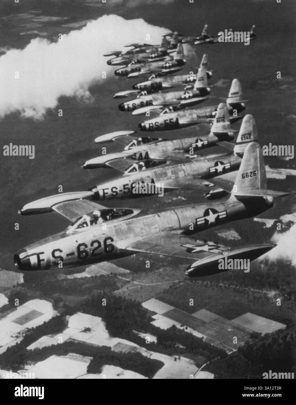 Formation serrée -- les avions de la 20ème aile de chasse de la base aérienne de Shaw à Sumter, en Caroline du Sud, ont fait cette jolie photo alors qu'ils se sont rassemblés en formation serrée pendant un vol d'entraînement au-dessus de la campagne. Les avions sont des avions Republic F-84 Thunder jets. 23 juin 1949. (Photo de AP Wirephoto). Banque D'Images Formation serrée -- les avions de la 20ème aile de chasse de la base aérienne de Shaw à Sumter, en Caroline du Sud, ont fait cette jolie photo alors qu'ils se sont rassemblés en formation serrée pendant un vol d'entraînement au-dessus de la campagne. Les avions sont des avions Republic F-84 Thunder jets. 23 juin 1949. (Photo de AP Wirephoto). Banque D'Images