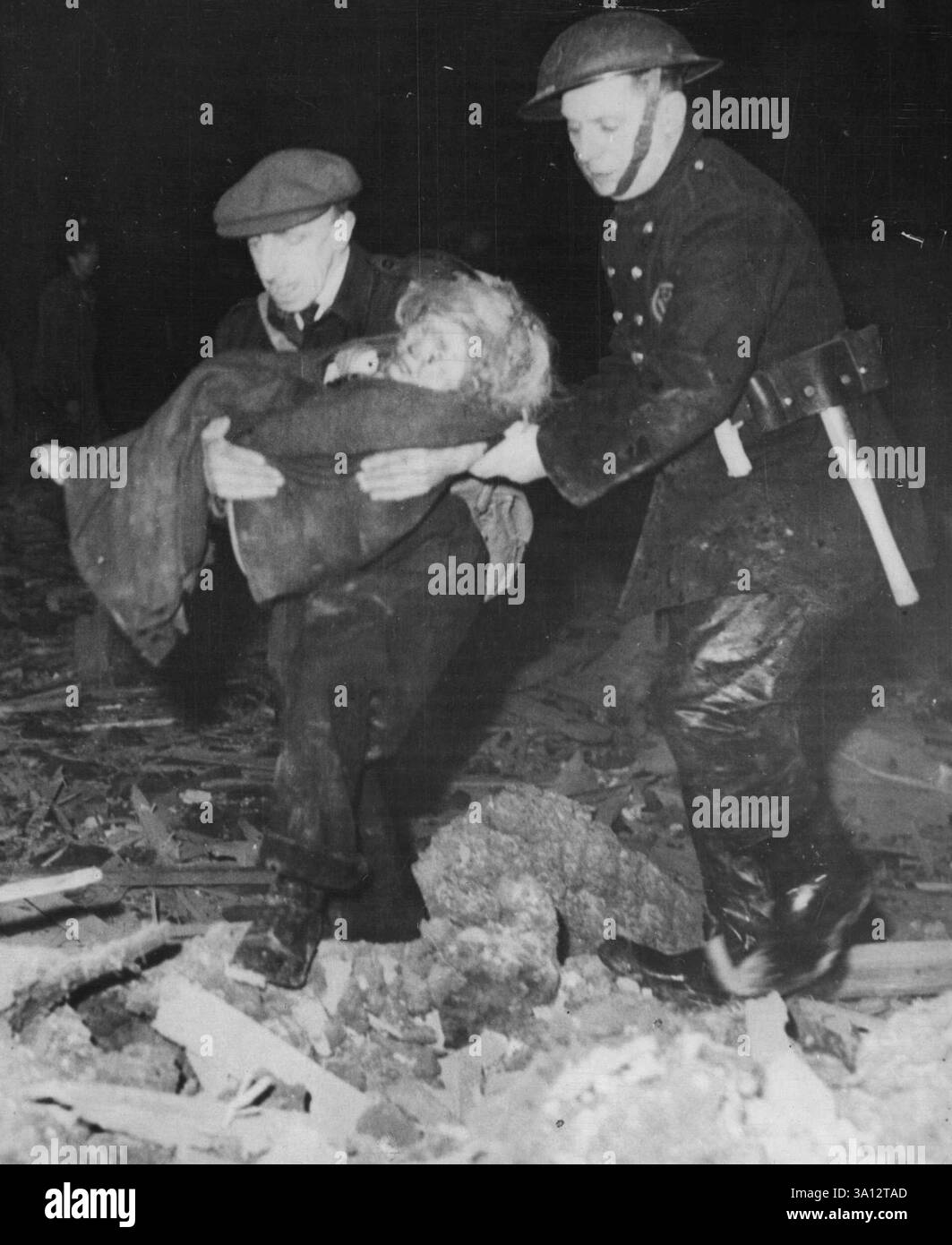 Sauvetage V-Bomb enfant victime - Un enfant britannique, toujours accrochant sa poupée de chiffon, il est transporté à la sécurité de l'épave causée par un ***** Explosion d'une bombe V dans le sud de l'Angleterre récemment. Des escadrons de secours, aidés par des chiens éprouvés, des appareils d'écoute et des unités mobiles de recherche, ont sauvé la plupart des victimes. 21 décembre 1944. (Photo d'Associated Press photo). Banque D'Images