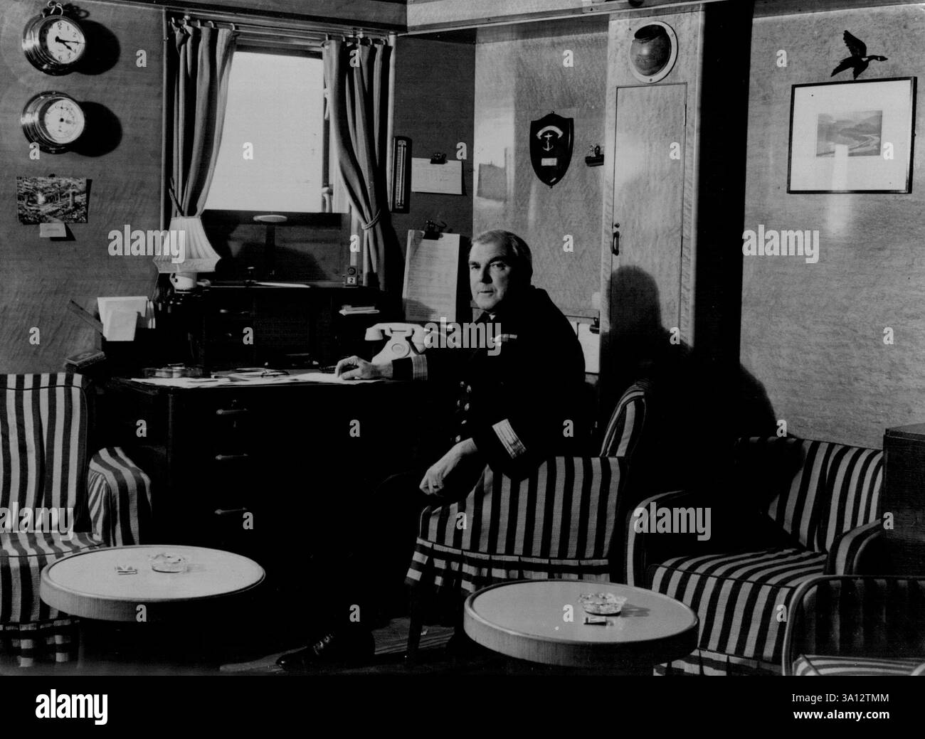 La Reine Mary en service de guerre. Le grand paquebot britannique de l'Atlantique Queen Mary a un beau record en temps de guerre en tant que navire de troupes. Capitaine du QM - Commodore J.G.P. Bisset. O.B.E., R.D. R.N.R de Liverpool. Qui commande depuis trois ans. Il est allé en mer en 1898, a été sept ans dans des voiliers ; a rejoint Cunard en 1907 ; a été capitaine de six autres Canarders ; a été dans le navire de sauvetage Titanic ; a écrit un livre appelé «Ship Ahoy», une collection de «notes nautiques pour les voyageurs océaniques». 1er décembre 1944. (Photo de Planet News Ltd.). Banque D'Images